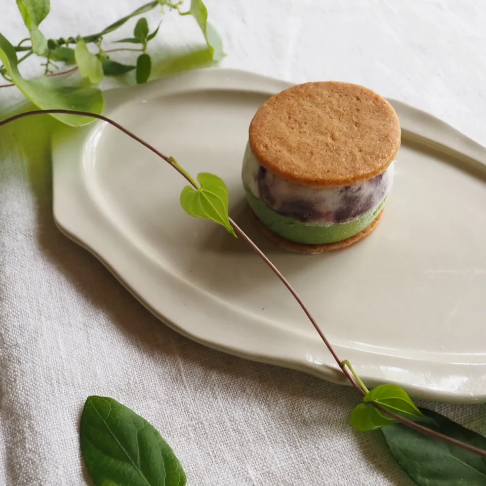 お茶と小豆のジェラートを重ねたビスケットサンド