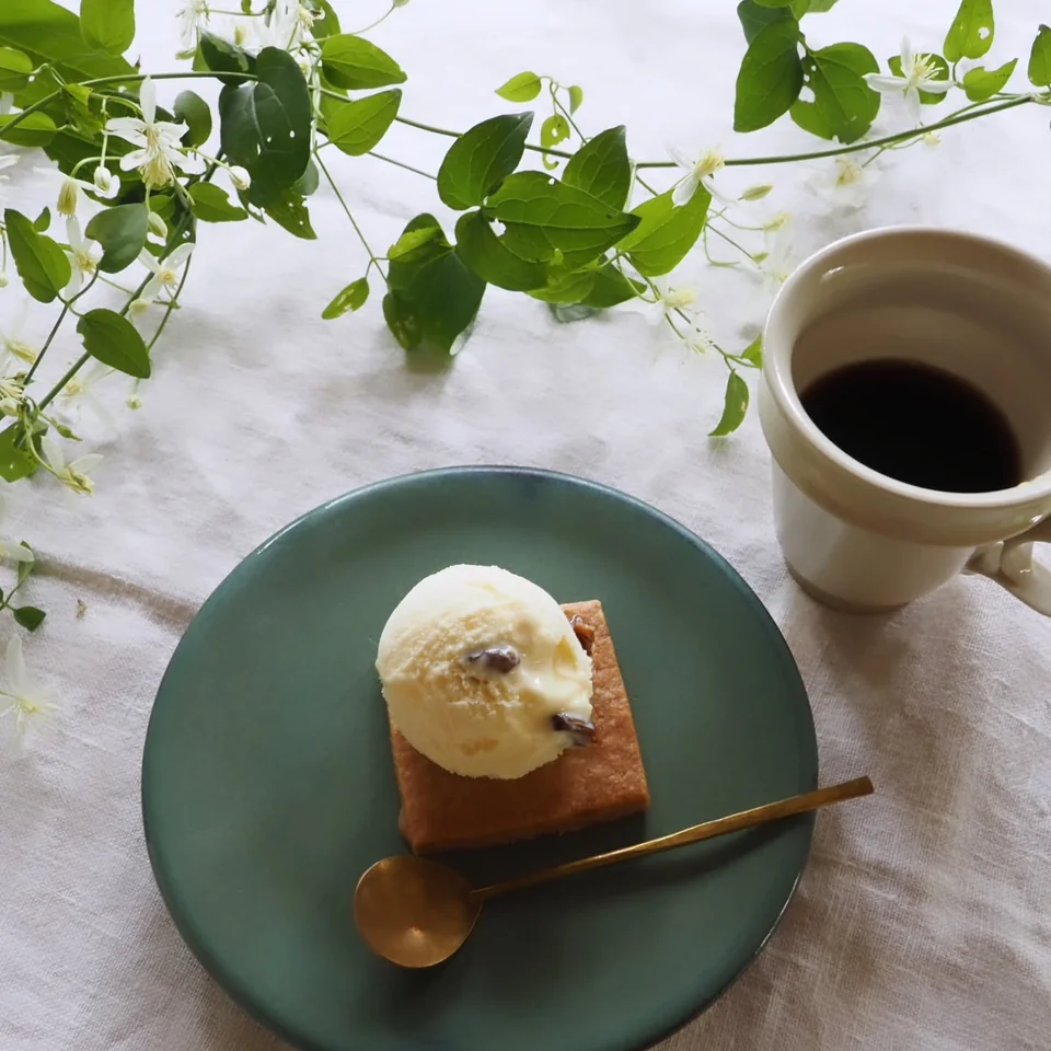 焼菓子にのせたラムレーズンのジェラートとコーヒー