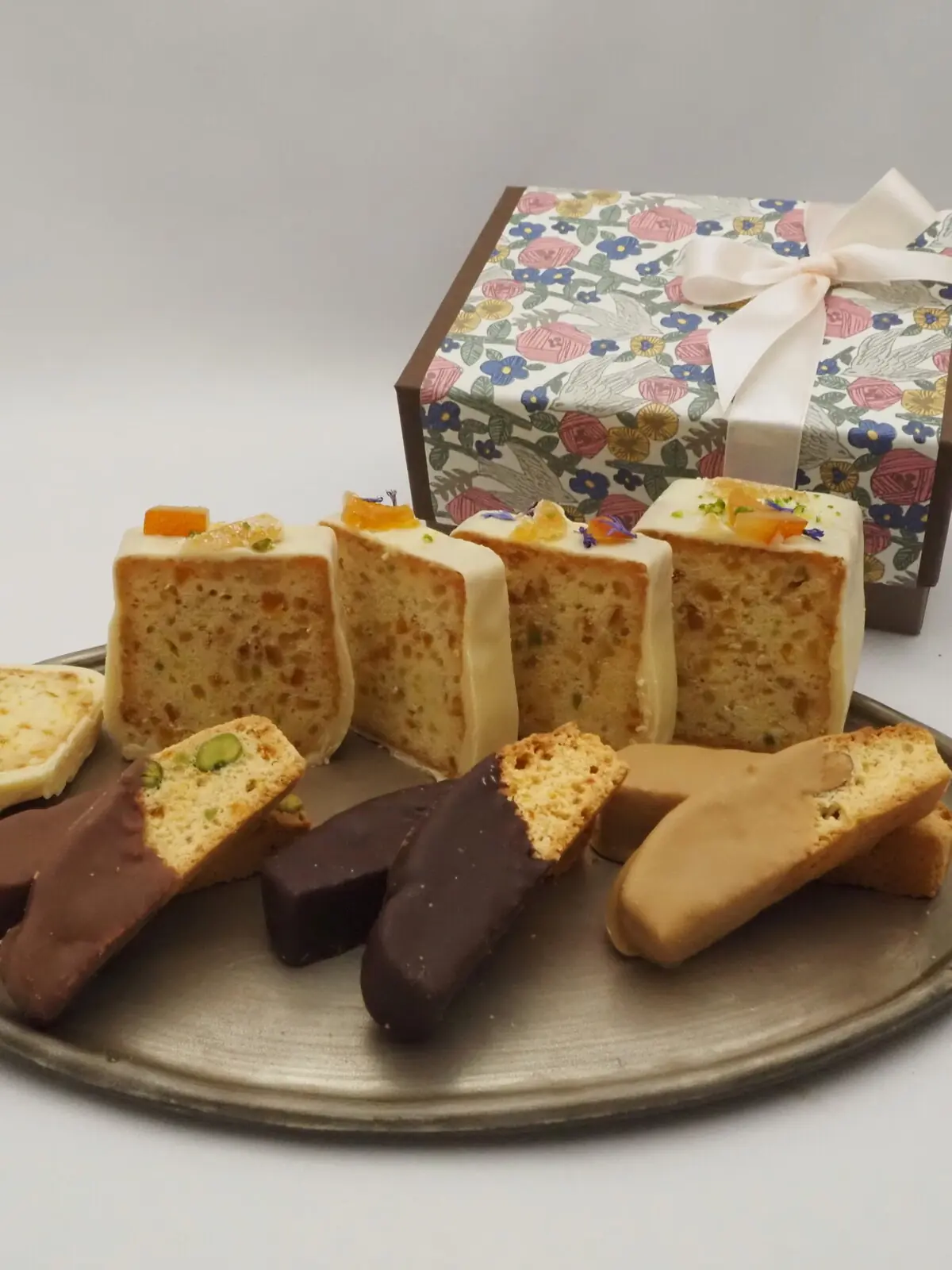 花柄の箱とリボンを添えた焼菓子の詰め合わせ